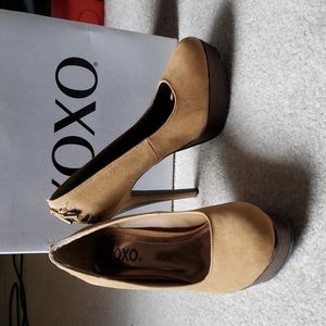 NWT XOXO Tan Suede Platform Pumps, Size 5.5